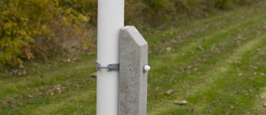 Standard glasfiber komplet med betonfod og beslag